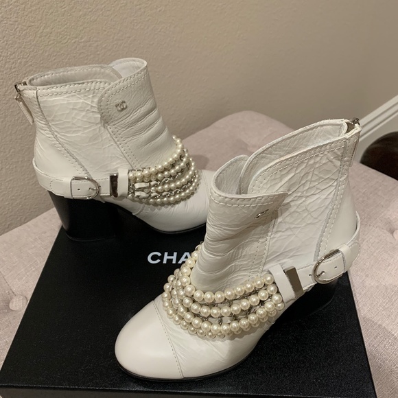 CHANEL ANKLE BOOTS 25S IN WHITE LAMBSKIN WITH GOLD HARDWARE